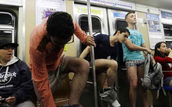 Флэшмоб «В метро без штанов» 2013