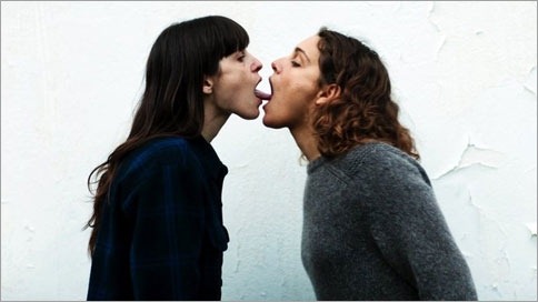 Скандальная реклама греческого фильма с целующимися женщинами