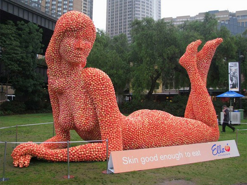 Скульптура из персиков - реклама крема для ухода за кожей Ella Baché