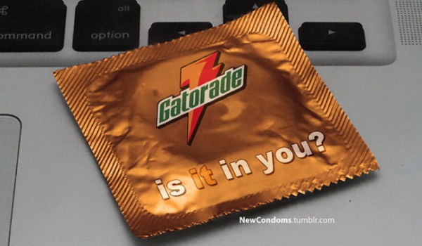 логотипы и слоганы глобальных брендов на упаковке презервативов от Макса Райта (Max Wright)