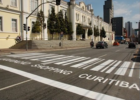 Нестандартная реклама на дорожном переходе - зебра