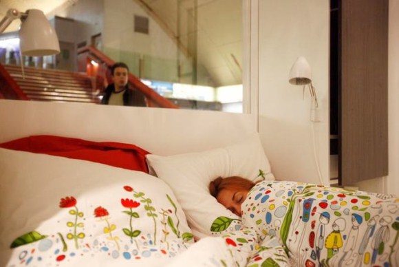 Креативная рекламная акция шведского бренда IKEA в парижском метро Креативная рекламная акция шведского бренда IKEA в парижском метро