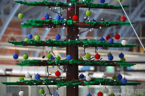 Гигантская елка, собранная из деталей Lego