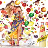 Ума Турман в разноцветной рекламе Schweppes