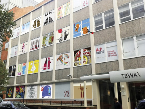 Креативное применение офисным окнам - Веселые иллюстрации на окнах TBWA London.