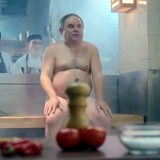 Что может делать голый мужчина посреди кухни?